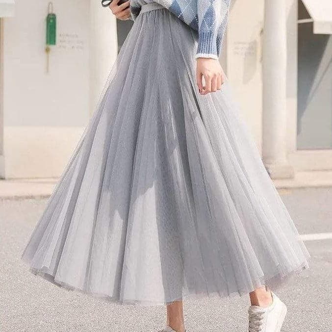 Jupe longue en tulle gris pour femme, coupe fluide et romantique. Chic et confortable pour le printemps-été.