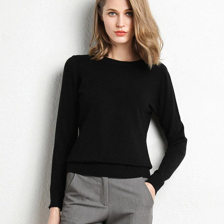 Pull classique femme en tricot doux, col rond et manches longues, idéal pour un confort élégant automne-hiver.