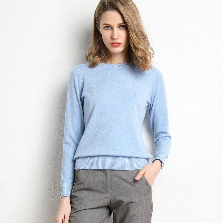 Pull femme chaud et doux, col rond, tricoté pour un confort optimal automne-hiver, style intemporel.