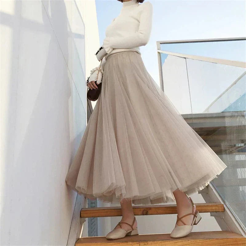 Jupe trapèze taille haute en tulle noir pour femme. Look romantique et élégant, parfait pour soirée ou événement.