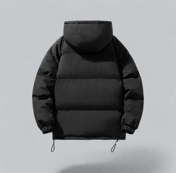Gros plan sur la texture de la parka chaude homme, montrant sa résistance au vent et au froid hivernal.