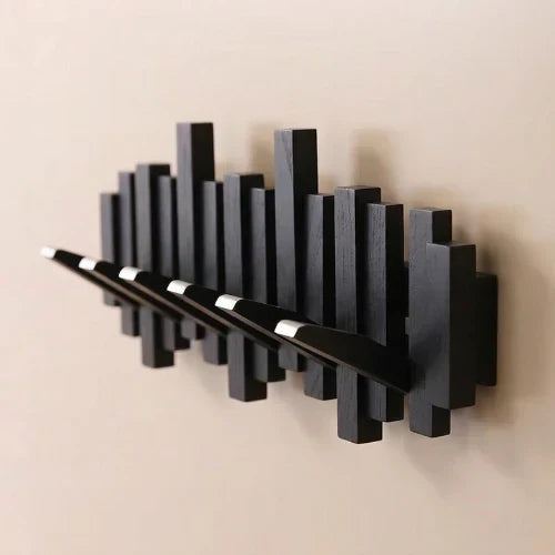 Patère murale décorative "Piano" en bois noir pour entrée moderne, 4 crochets escamotables.