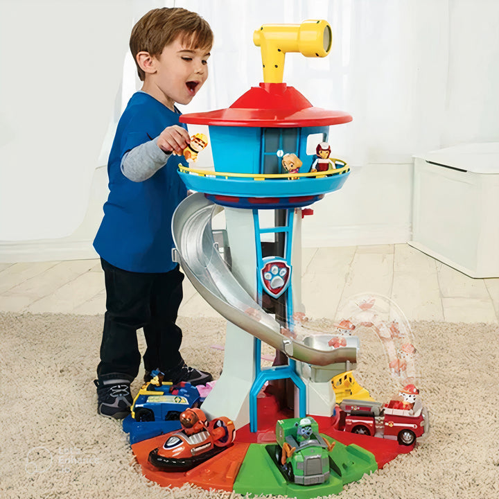 Tour de jeu d'aventure interactive pour enfants, avec piste, figurines et véhicules, stimulant la créativité.