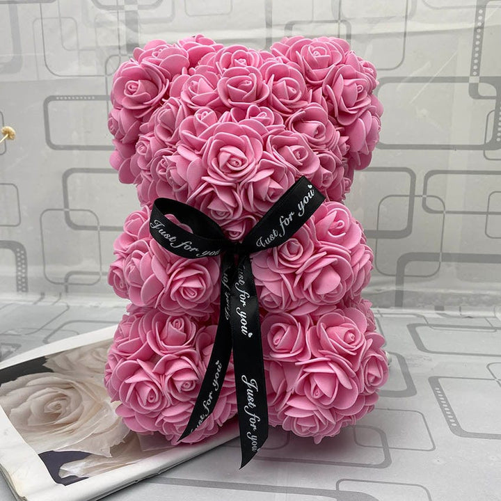 Cadeau romantique : ourson PetalCuddle en roses artificielles, amour durable.