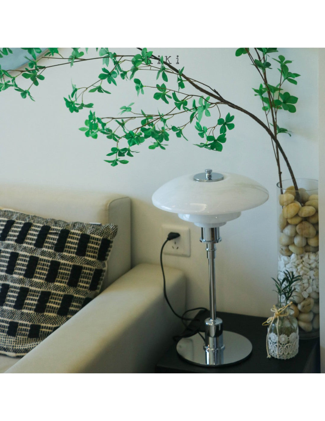 Lampe de table design multicouche, harmonie parfaite entre métal et verre, style scandinave.