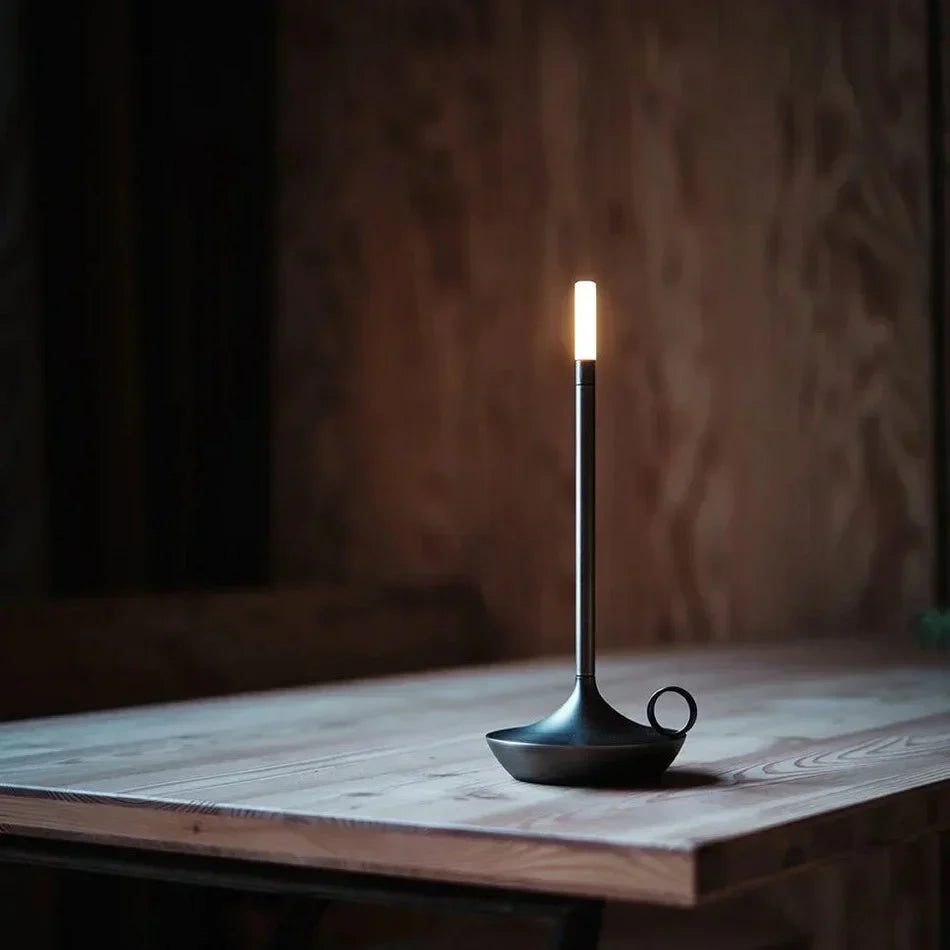 Lampe de table LED tactile minimaliste en aluminium, design moderne pour salon.