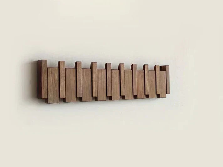 Porte-manteau en bois naturel avec un design piano moderne, pour une organisation discrète et élégante.