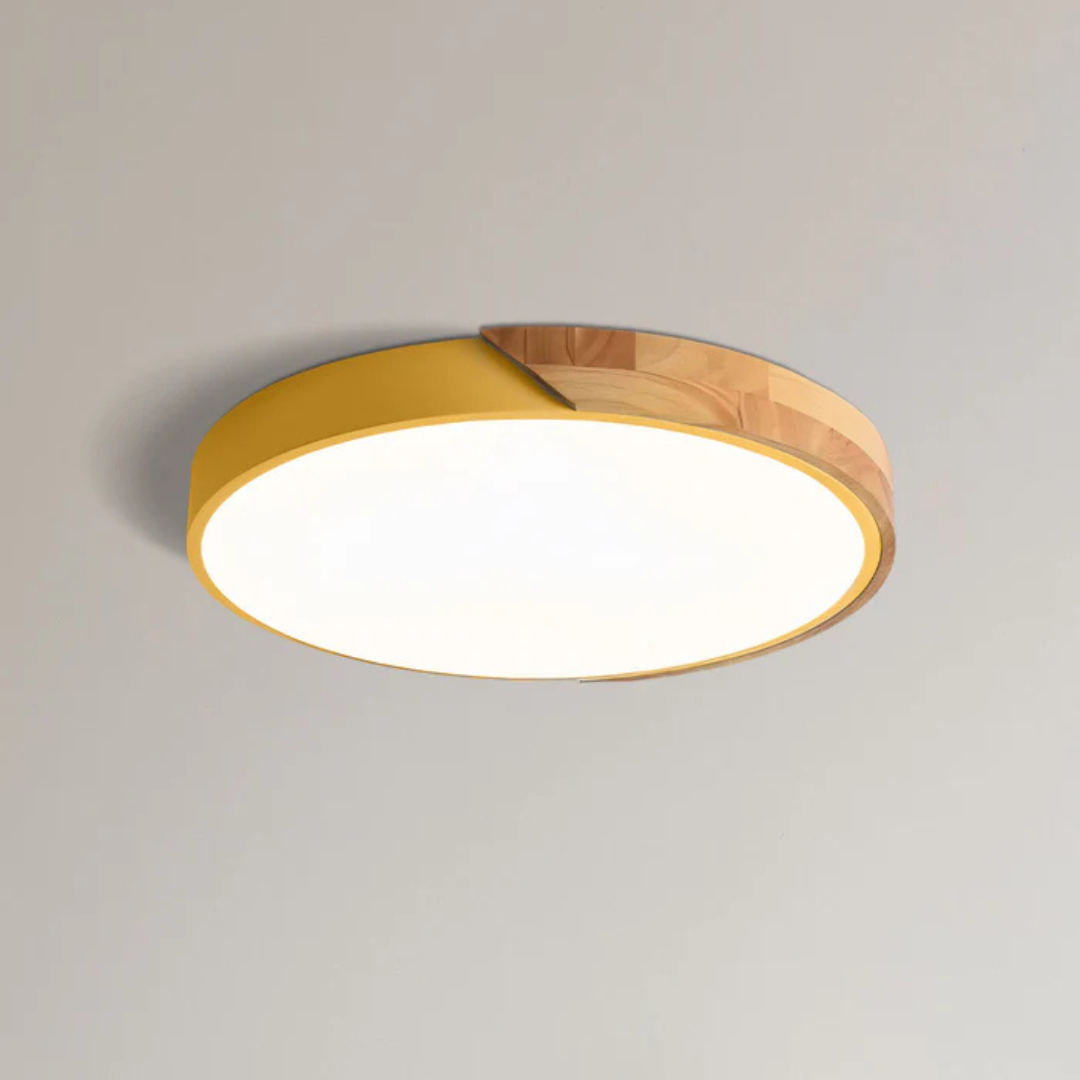 Design scandinave en bois pour ce plafonnier LED, créant une ambiance moderne et un éclairage doux.
