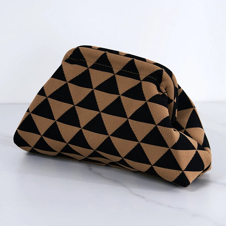 Élégante pochette femme pour l'été, en tissu coloré, pratique et légère.