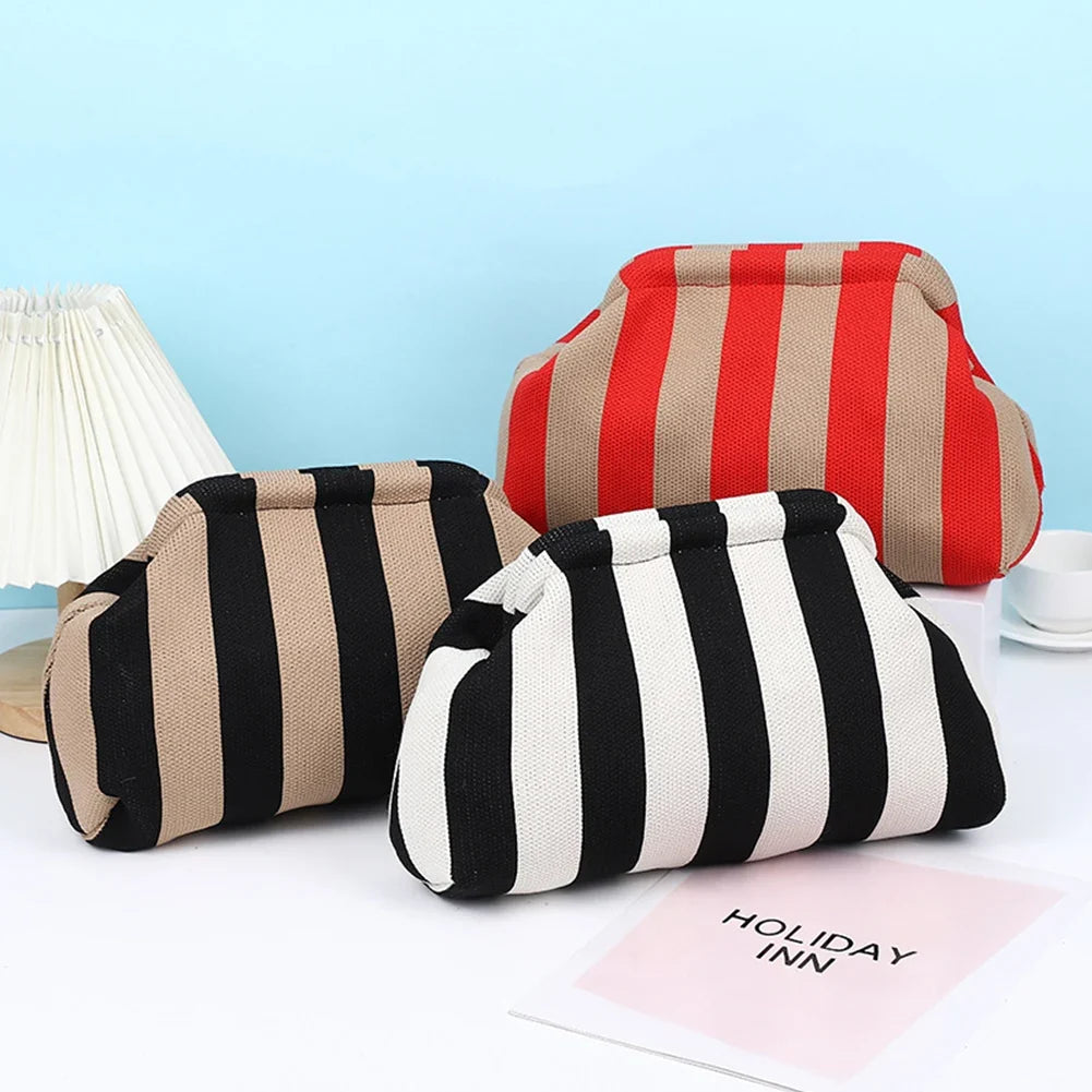 Accessoire de mode estival : pochette femme tendance, légère et pratique.