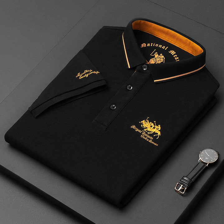 Polo homme classique manches courtes, coupe ajustée. Col contrasté, élégance décontractée et confort quotidien.
