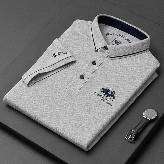 Polo ajusté homme, manches courtes et col contrasté. Confort quotidien, vêtement polyvalent pour toute tenue.