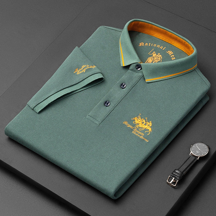 Polo homme élégant, manches courtes. Col contrasté, style intemporel. Idéal pour une tenue semi-formelle ou décontractée.