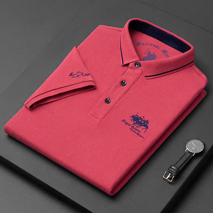 Détail du col contrasté sur polo homme classique à manches courtes. Souligne l'élégance et la qualité du vêtement.