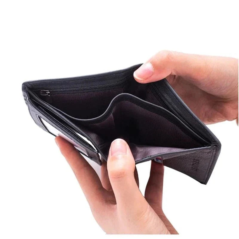 Portefeuille homme en cuir slim noir avec des cartes de crédit, illustrant sa capacité sans perdre sa finesse.