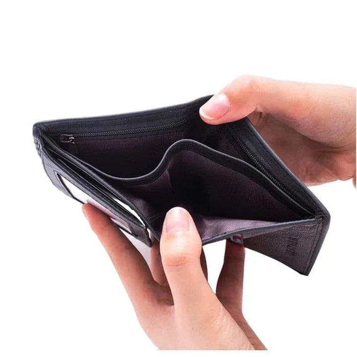 Portefeuille homme en cuir slim noir avec des cartes de crédit, illustrant sa capacité sans perdre sa finesse.