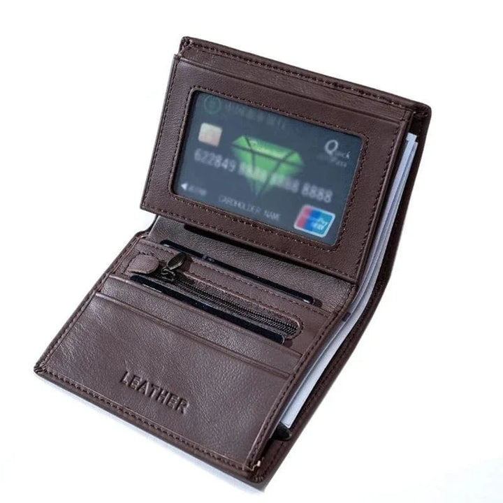 Élégant portefeuille slim en cuir noir pour homme, design épuré, parfait comme porte-cartes quotidien.