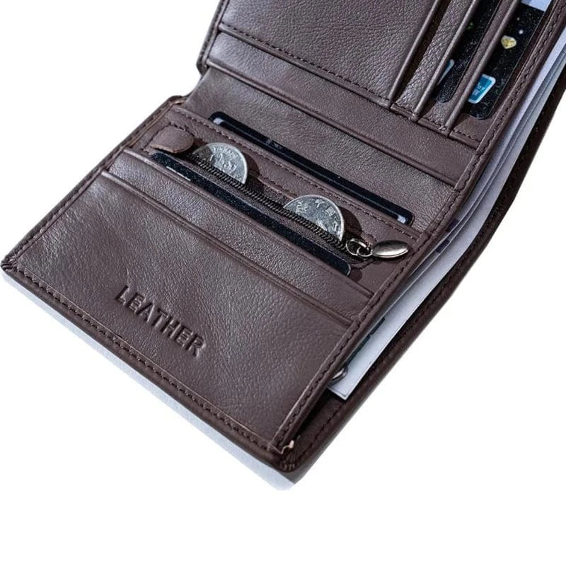 Portefeuille cuir slim homme noir posé à plat, mettant en valeur sa texture et son style moderne.