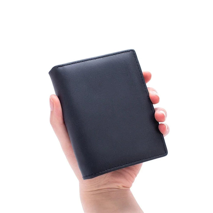 Portefeuille slim homme en cuir, vue de profil, soulignant sa grande finesse et son format compact.