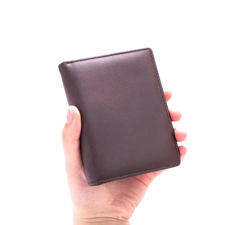 Portefeuille slim homme en cuir café ouvert, montrant les compartiments intérieurs et la finition soignée.