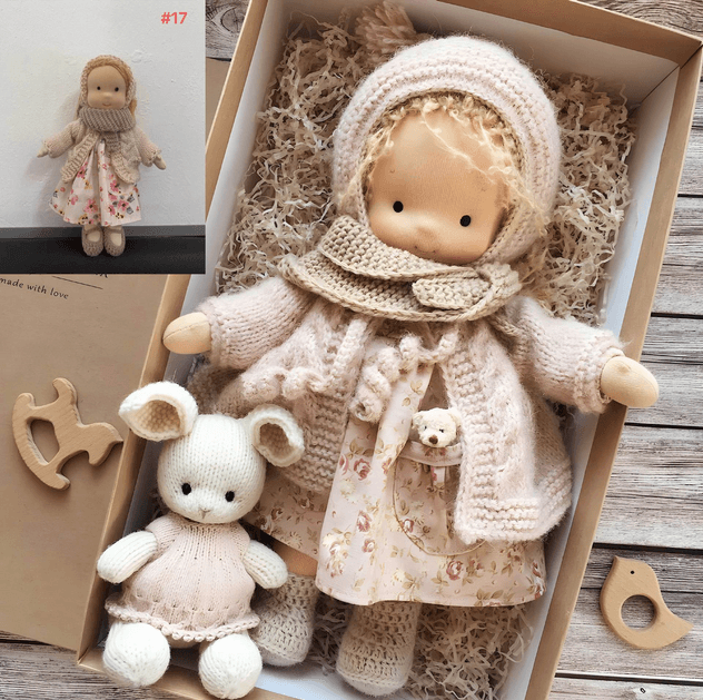 Poupée Waldorf artisanale douce pour enfant, en textile naturel durable, idéale comme jouet éducatif.