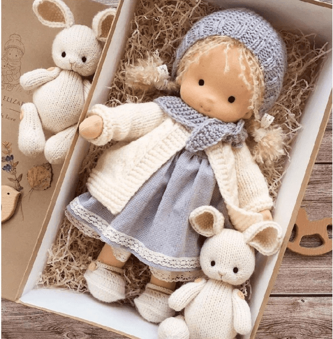 Poupée Waldorf artisanale en coton bio, confectionnée à la main, un jouet doux et naturel pour enfant.