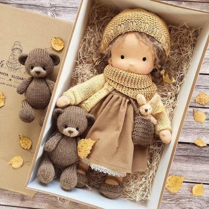 Gros plan sur le visage de la poupée Waldorf artisanale, avec ses traits simples et doux, jouet naturel pour enfant.