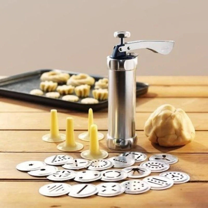 Créez des biscuits parfaits avec cette presse à pâtisserie manuelle en inox, un ustensile essentiel de cuisine.