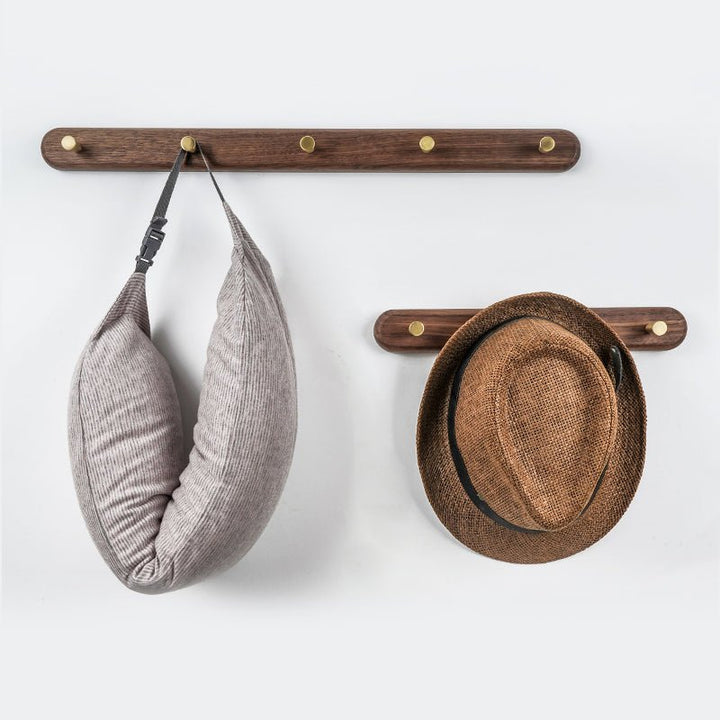 Porte-manteau mural élégant en bois et laiton, idéal pour organiser votre entrée avec style.