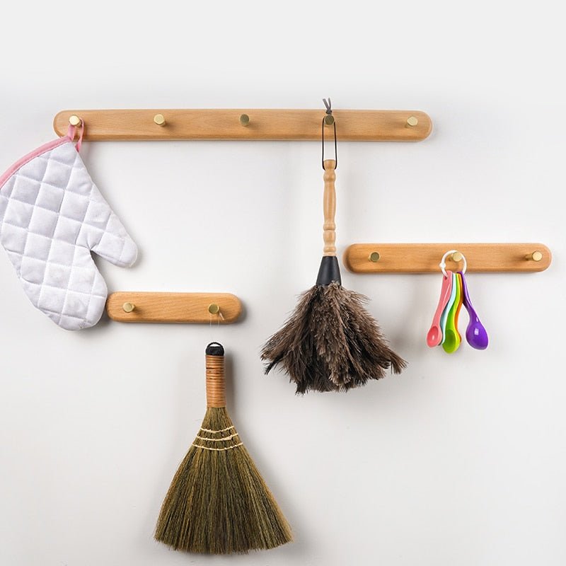 Élégant porte-manteau mural en bois massif et laiton, solution de rangement pour l'entrée.