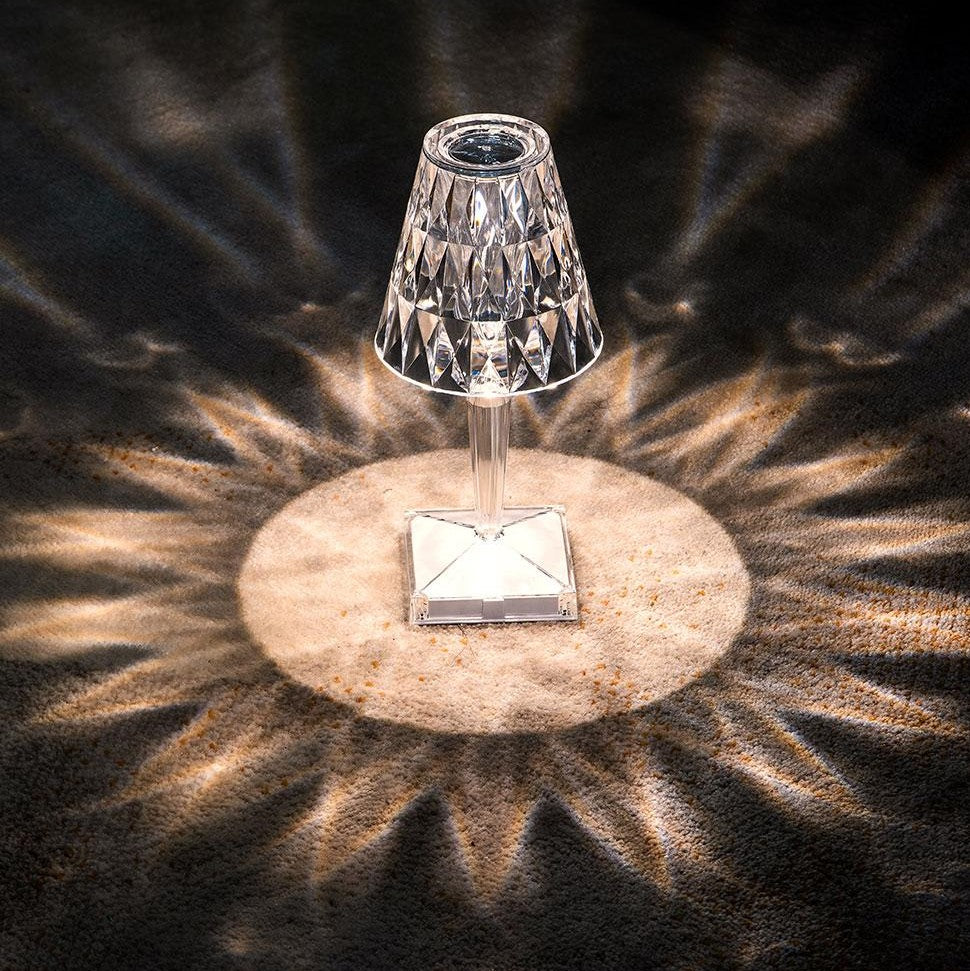 Lampe de table en céramique blanche LuxeIllume, abat-jour tissu, design élégant pour salon ou chambre.