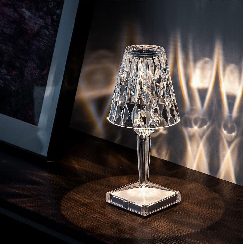 Lampe de table tactile en cristal LumeCrystal. Éclairage LED d'ambiance élégant pour intérieur moderne.