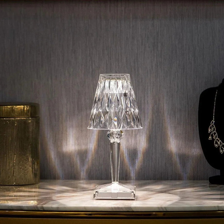 Lampe de chevet LuxeIllume pour chambre, lumière LED douce, variateur, design élégant céramique et tissu.