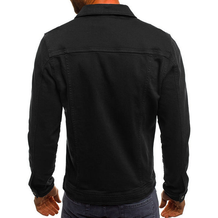 Détail d'une veste homme décontractée, coupe classique. Style urbain et finitions soignées pour la mode masculine.