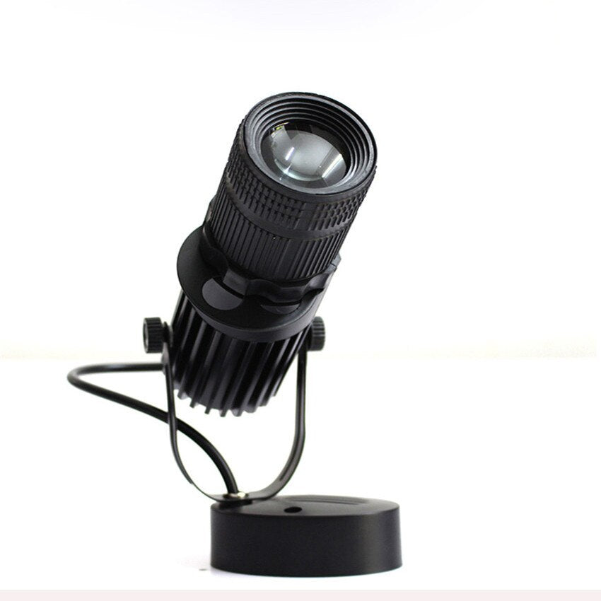 Projecteur LED orientable blanc pour intérieur, design moderne en aluminium, crée une ambiance lumineuse modulable.