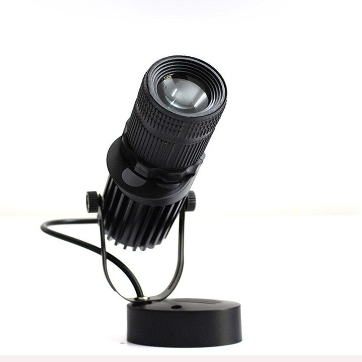 Projecteur LED orientable blanc pour intérieur, design moderne en aluminium, crée une ambiance lumineuse modulable.
