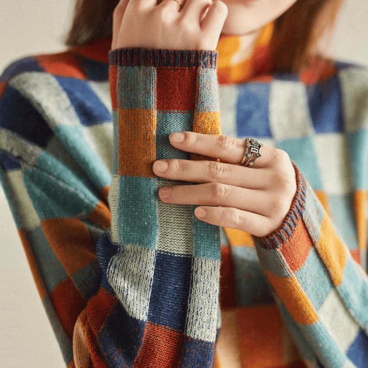 Chandail femme à col roulé, motif patchwork tendance. Vêtement d'hiver mode et confortable pour femme.