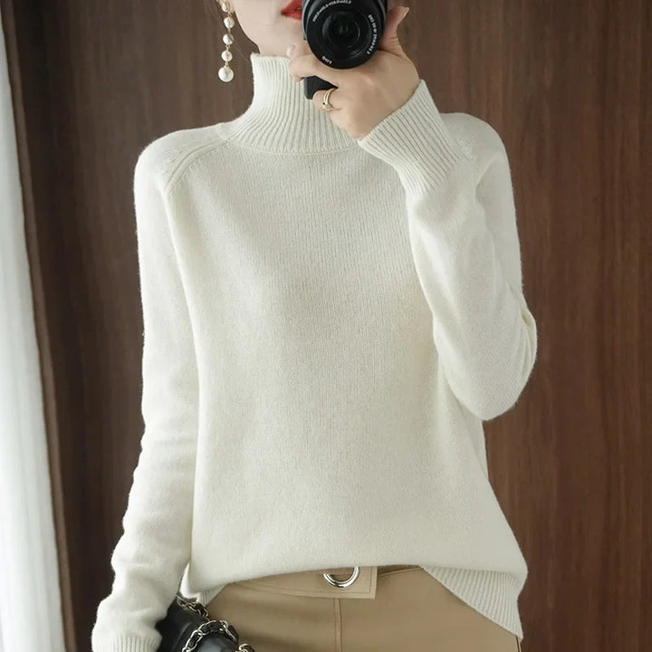 Pull col roulé femme élégant et doux, idéal pour l'hiver. Manches longues confortables pour le froid.