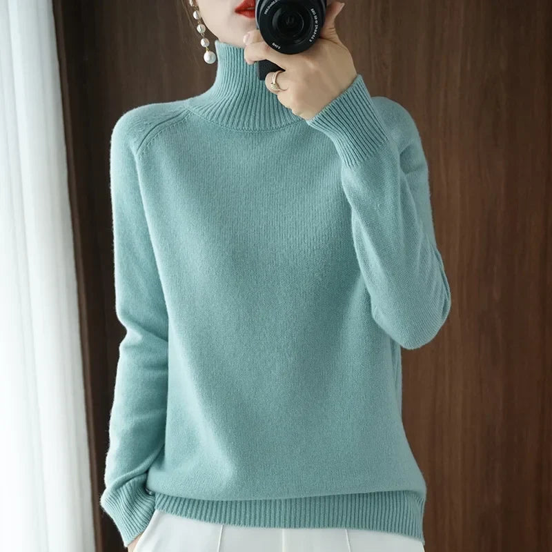 Élégant pull col roulé femme, doux au toucher. Manches longues, parfait pour un look hivernal tendance.