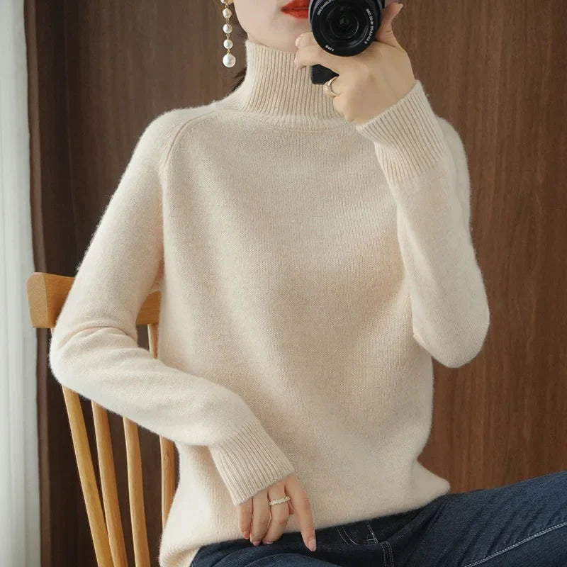 Pull femme élégant à col roulé. Doux, confortable et à manches longues pour l'automne-hiver stylé.