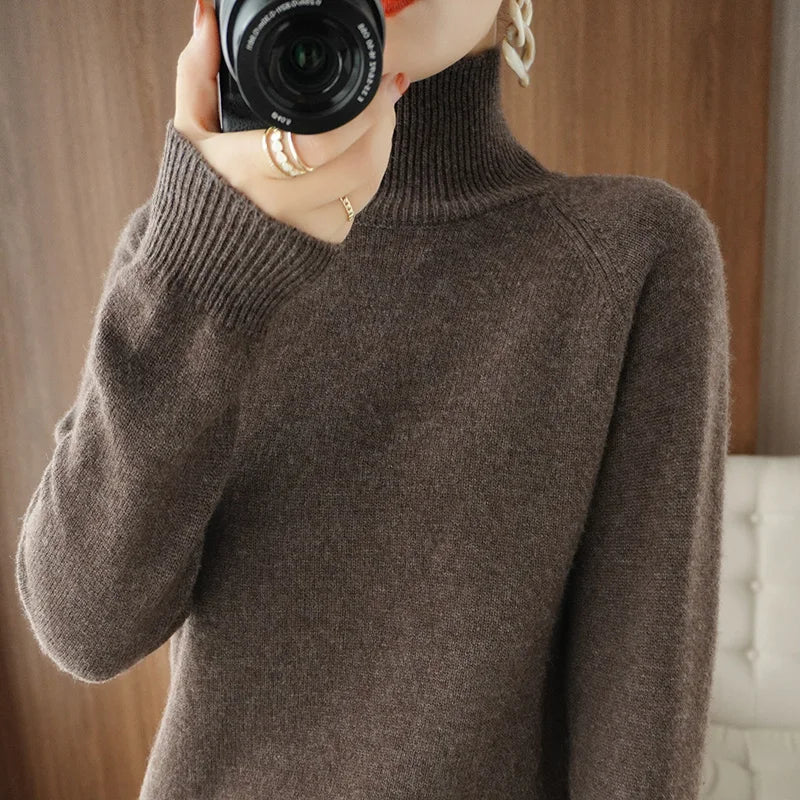 Vêtement femme pull col roulé, doux et chic. Manches longues, parfait pour les journées froides et confortables.
