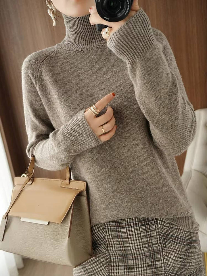Pull vert miel ample et court, col roulé, pièce mode féminine essentielle pour l'hiver.