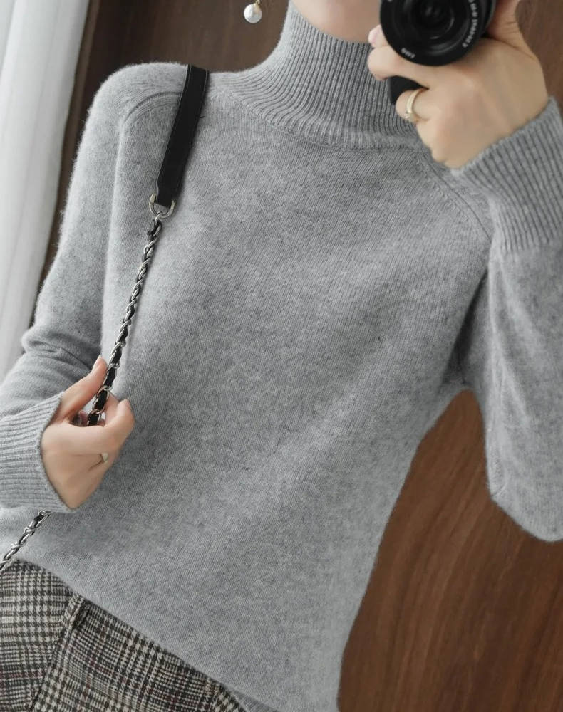 Pull basique blanc, col roulé femme ample et court, tricot élégant et moderne.