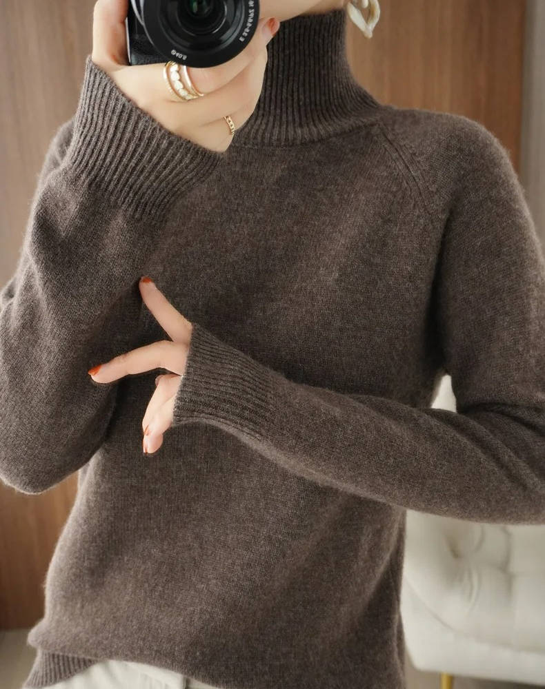 Pull femme ample court, col roulé chaud, un essentiel hivernal confortable et stylé.