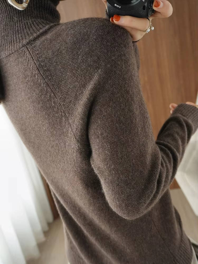 Pull tricot noir femme, col roulé ample, style court, élégant et moderne pour l'hiver.