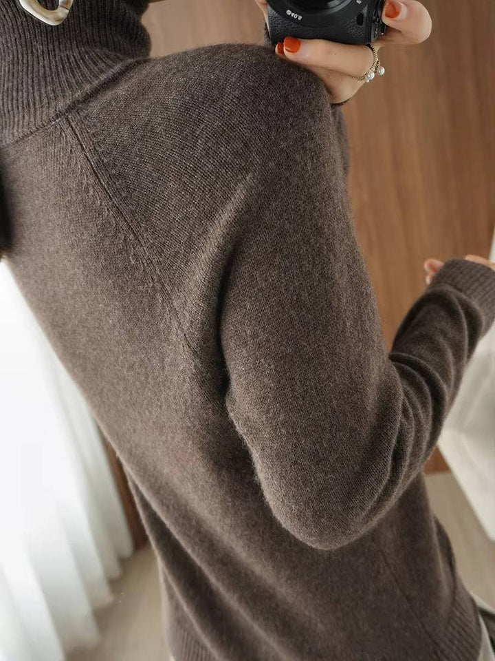 Pull tricot noir femme, col roulé ample, style court, élégant et moderne pour l'hiver.