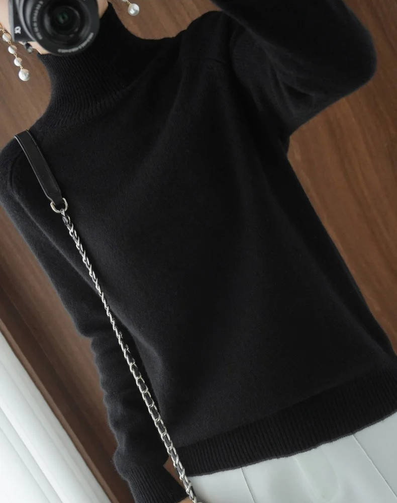 Pull gris col roulé ample et court, tricot confortable, mode féminine d'hiver parfaite.