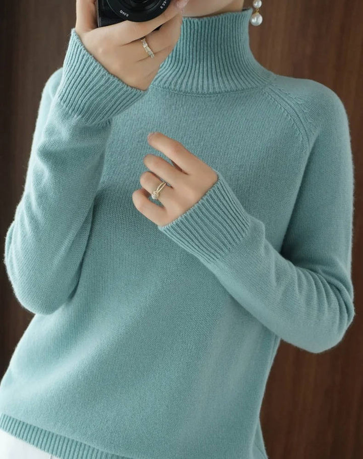 Pull violet ample, col roulé court, tricot doux pour femme, idéal mode féminine.