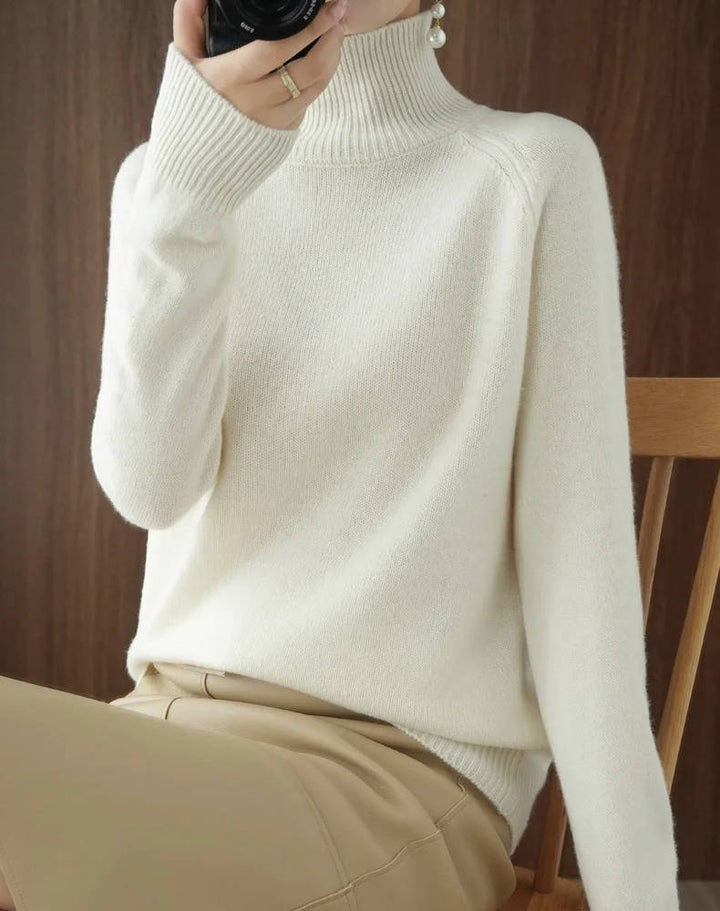 Pull blanc ample et court, col roulé élégant, tricot femme pour un style basique.