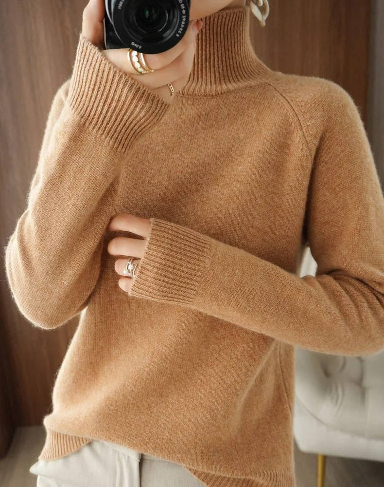 Tricot pull femme col roulé ample, style court, confortable pour la saison hivernale.